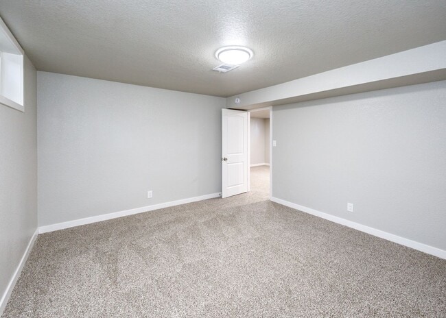 Building Photo - Newly Remodeled 5 Bed Home with Huge Yard