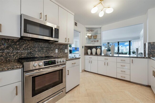 Building Photo - 1 Grove Isle Dr