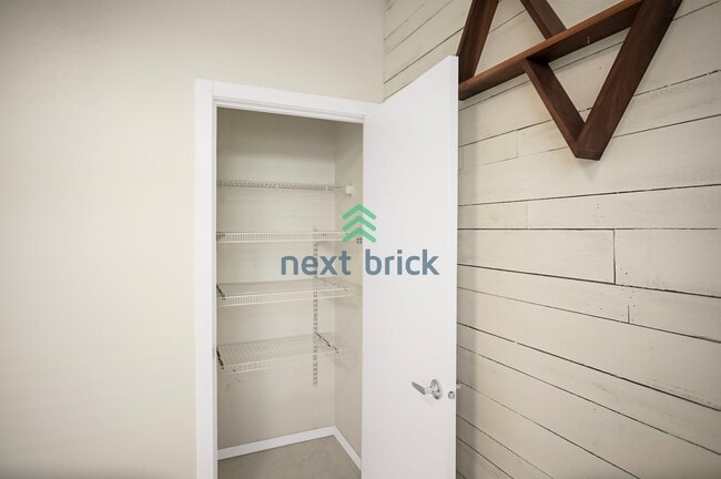 Building Photo - 2 BED & 1.5 BATH TOWNHOME FOR RENT