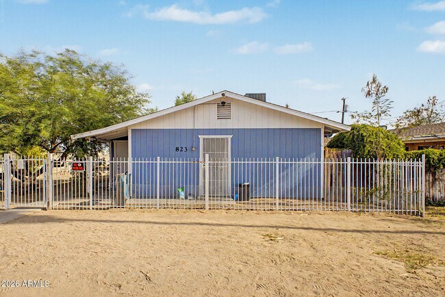 Building Photo - 823 E Carol Ave