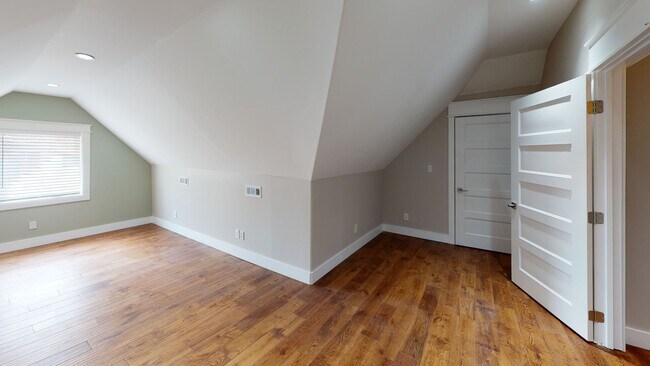 Building Photo - Renovated 6BR/4BA Cottage in Fort Sanders ...