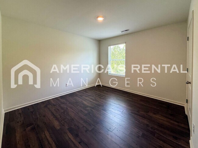 Building Photo - Move-in Special! Beautiful 5 Bed, 2 Bath h...
