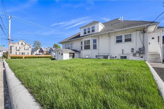 Building Photo - 1124 Newport Ave