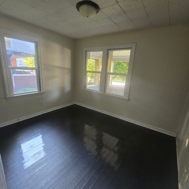 Building Photo - 1318 E Donald St