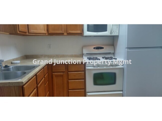 Building Photo - Walk To Your Favorite Main Street Spot Fro...