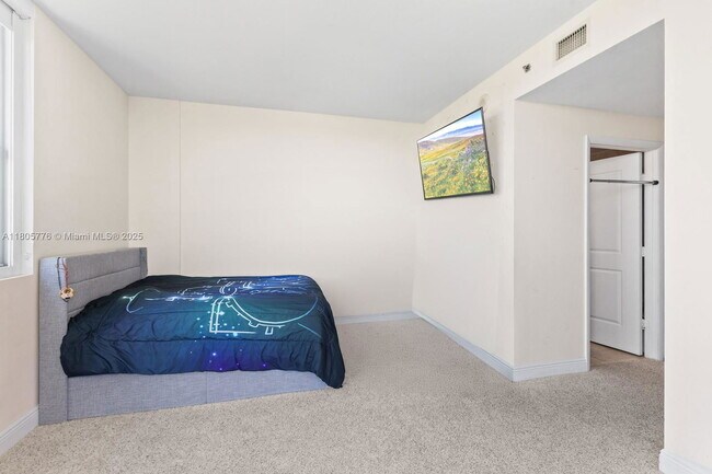 Building Photo - 2641 N Flamingo Rd