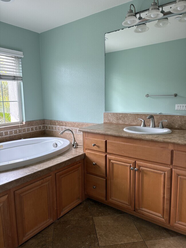 Building Photo - 4023 Bluff View Way