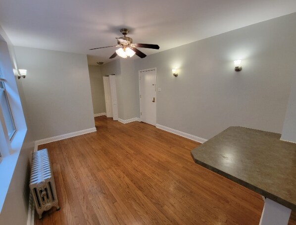 Building Photo - 1369 W Greenleaf Ave