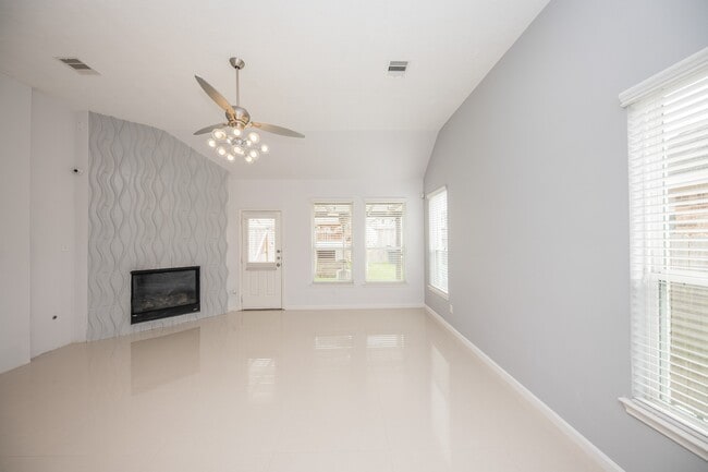 Building Photo - 3019 Lake Dr