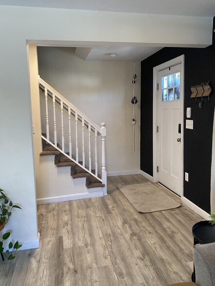 Front entrance way - 19D Sigourney St