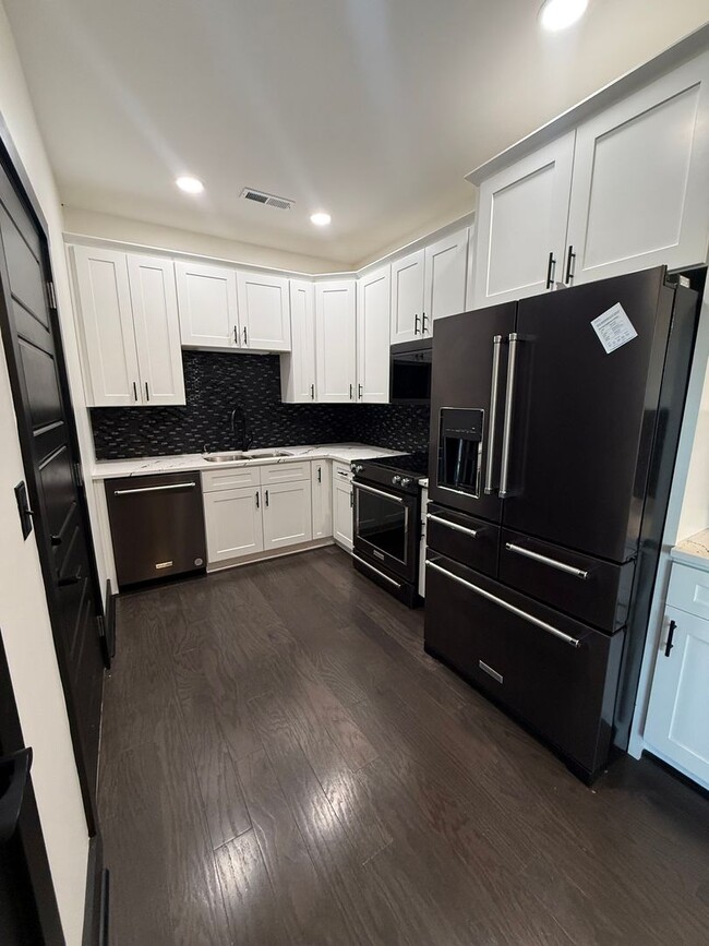 Building Photo - 2721 Cedrus Ave