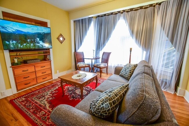 Building Photo - 1316 W Dean Ave