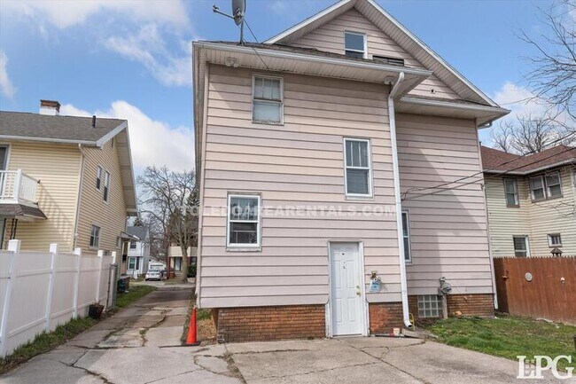 Building Photo - 4138 N Lockwood Ave