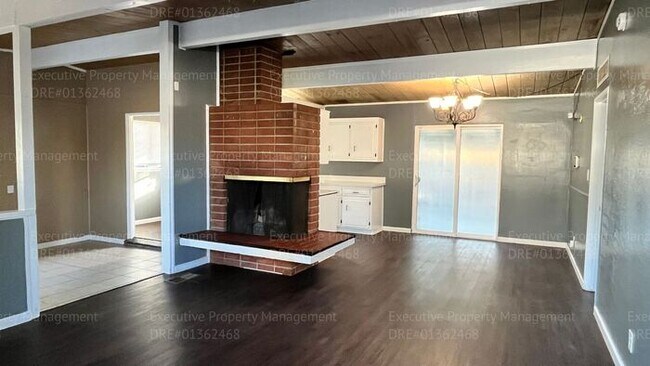 Building Photo - 3 bedroom/ 1.5 bathroom home with a detach...