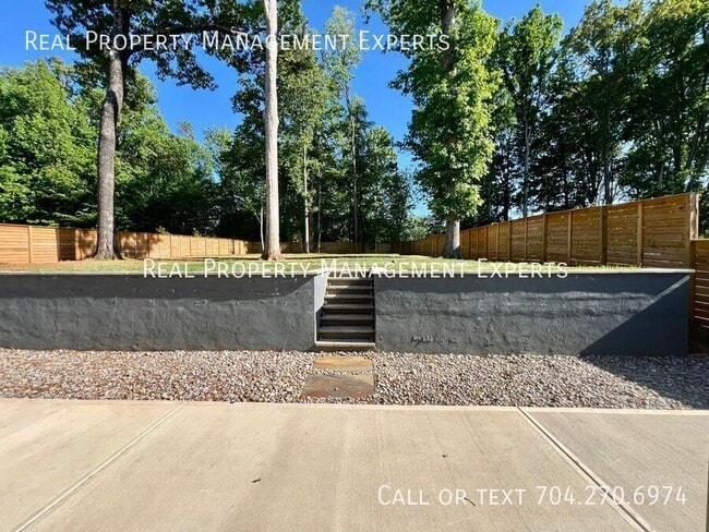 Building Photo - 4216 McIntyre Ave
