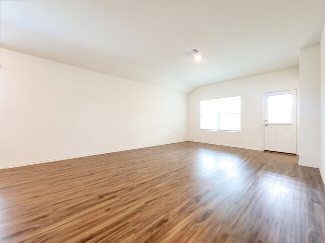Building Photo - Modern & Spacious 3BR/2BA Home with Covere...