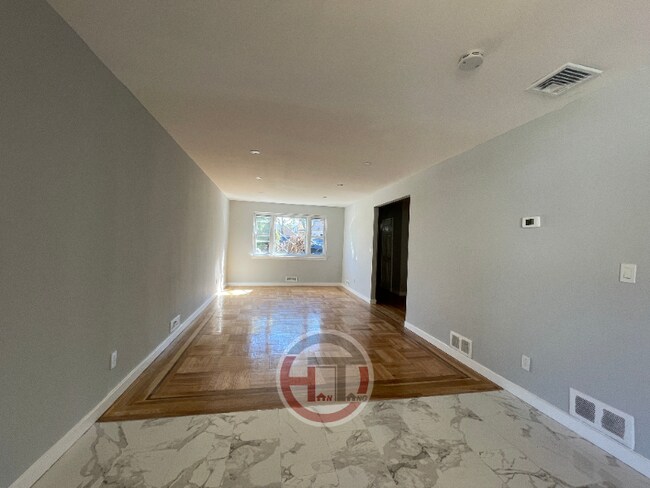 Building Photo - 1529 Dwight Pl