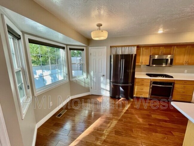 Building Photo - 499 N 200 W