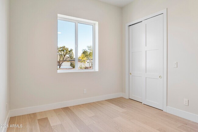 Building Photo - 5540 E Dahlia Dr