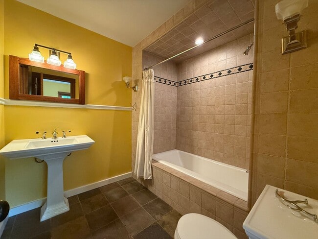 Building Photo - Craftsman home near Downtown Ashland | Ava...