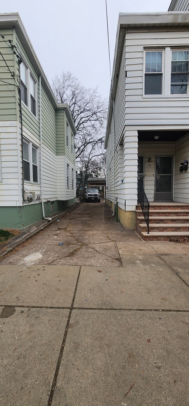 Building Photo - 40 Piaget Ave