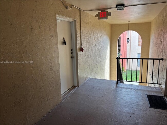 Building Photo - 10810 N Kendall Dr