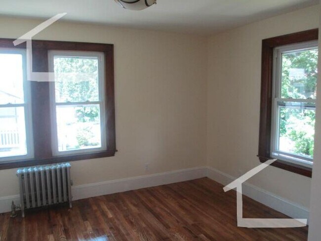 Building Photo - Nice 4 bed in Oak Square