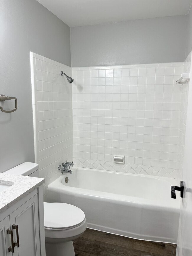 Building Photo - Northwood Duplex