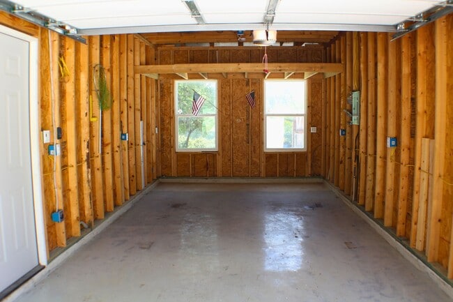 Building Photo - CANYON LAKE HILLS