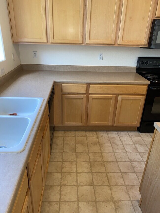 Building Photo - Great Green Valley Ranch Condo!