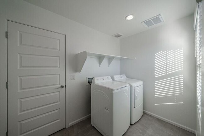 Building Photo - NEW 5 BEDROOM 3 BATHROOM HOME AVILABLE FOR RENT!