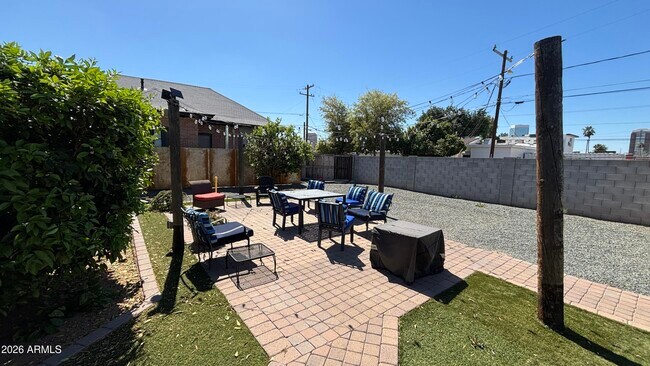 Building Photo - 706 E Whitton Ave