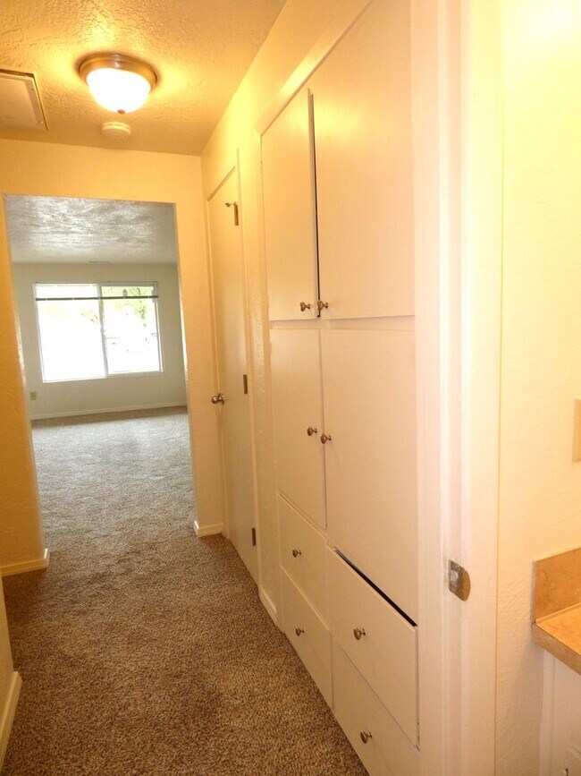 Building Photo - Rent Special: 1/2 Off July's Rent!! Ground Level 1 Bedroom 1 Bath W/ AC