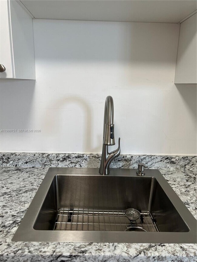 Building Photo - 500 NE 2nd St