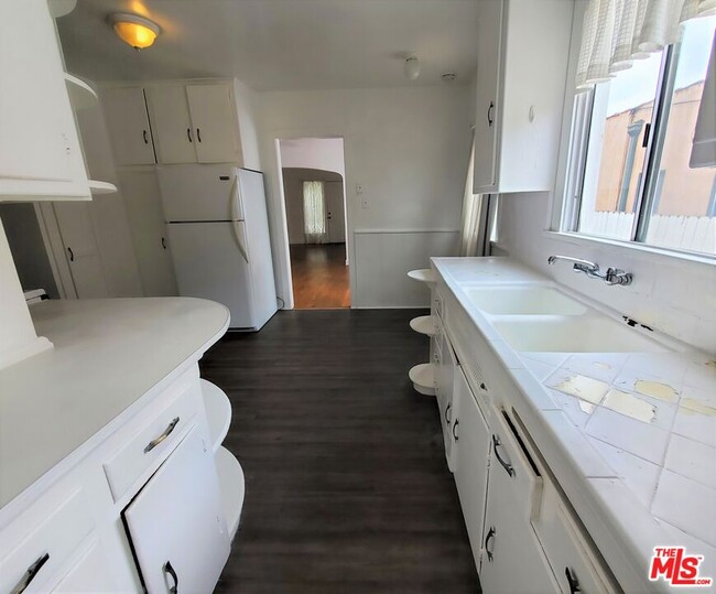 Building Photo - 813 N Poinsettia Pl