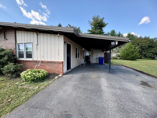 Building Photo - 2 Bedroom 1 Bathroom in Elizabethtown w/La...