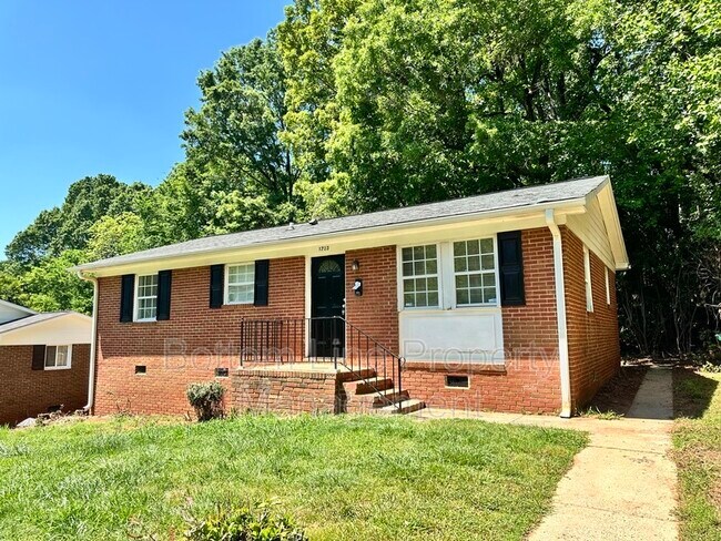 Primary Photo - 1713 Longleaf Dr