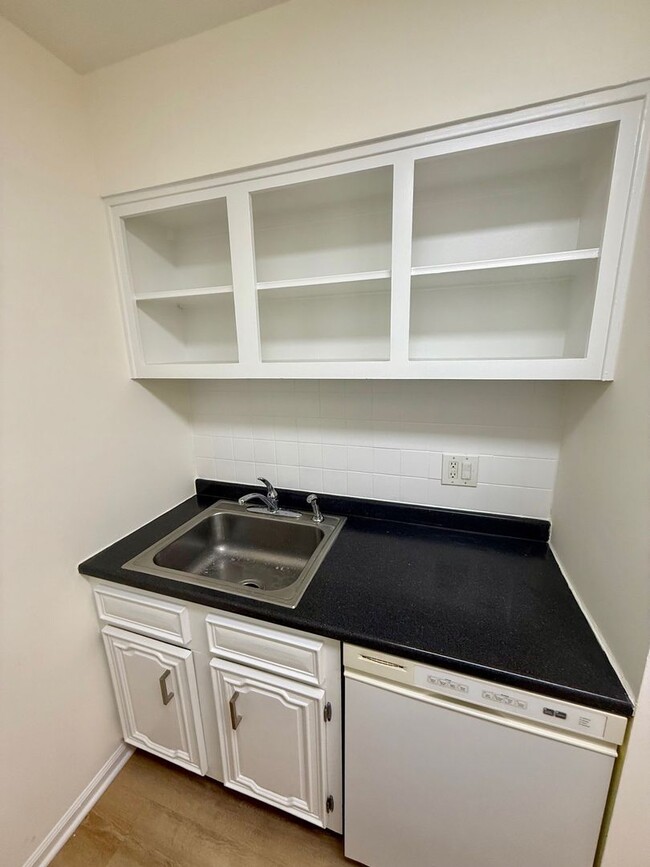 Building Photo - Ready now! Huge 1 bedroom condo in Annapolis!