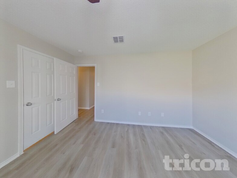 Building Photo - 10100 Chapel Oak Trail