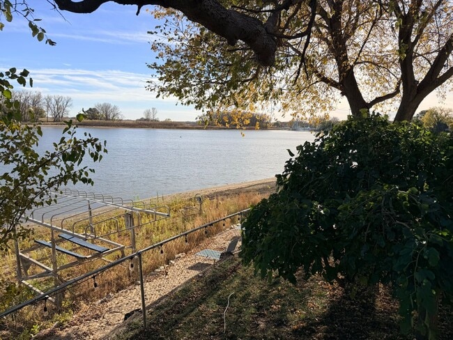 Building Photo - 3 bedroom 2 bathroom lake house for rent!