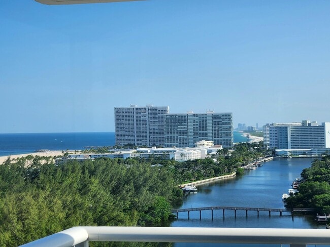 Building Photo - 3000 Holiday Dr