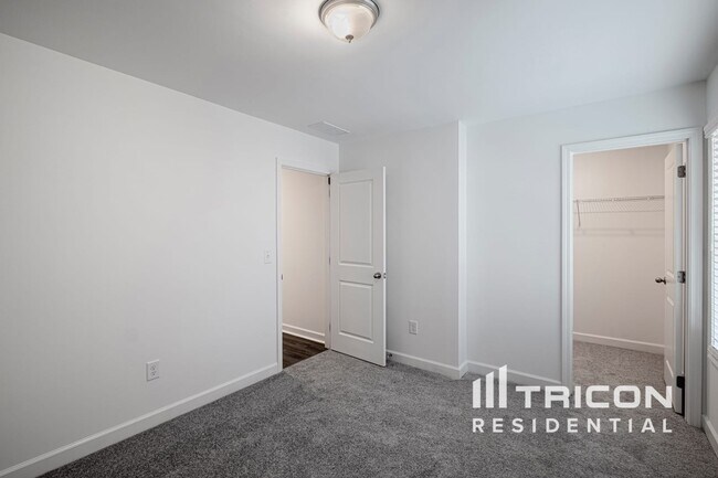 Building Photo - 124 E Rdg Wy