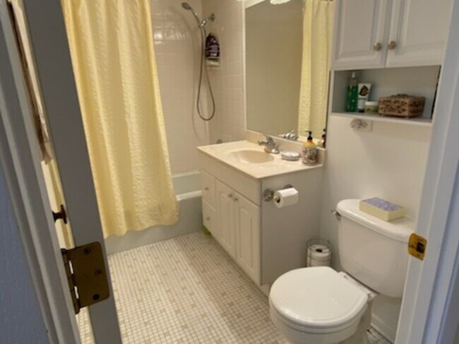 Building Photo - 1019 N Boxwood Dr