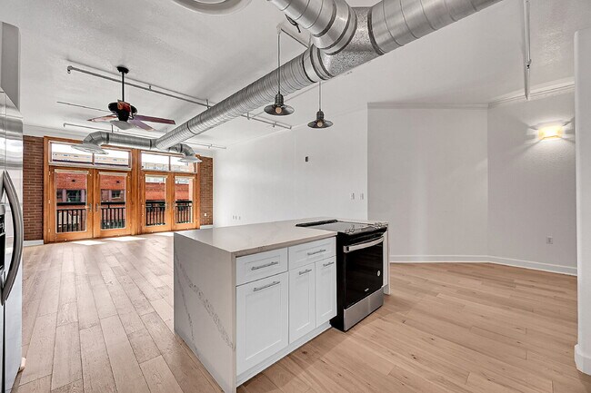 Building Photo - $2,500 - 1 Bed 1 Bath Condo with Central A...
