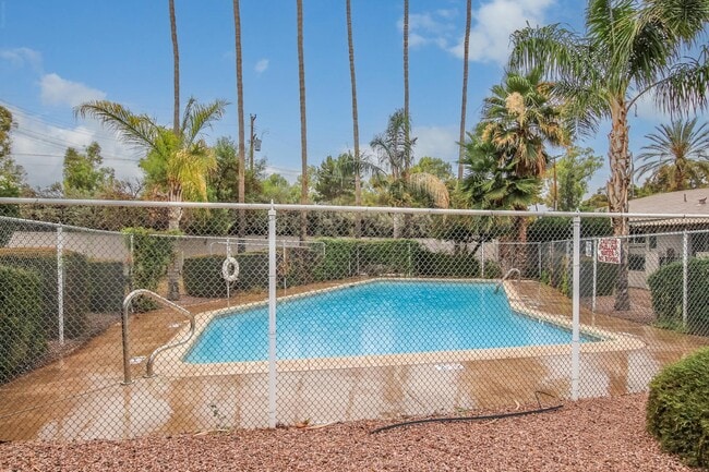 Building Photo - 524 W Fairway Dr