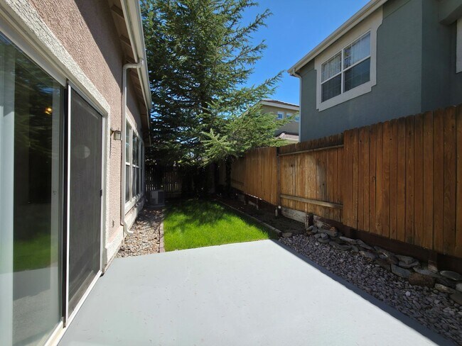 Building Photo - 2 bedroom 2 bath home, 2 car garage, in So...
