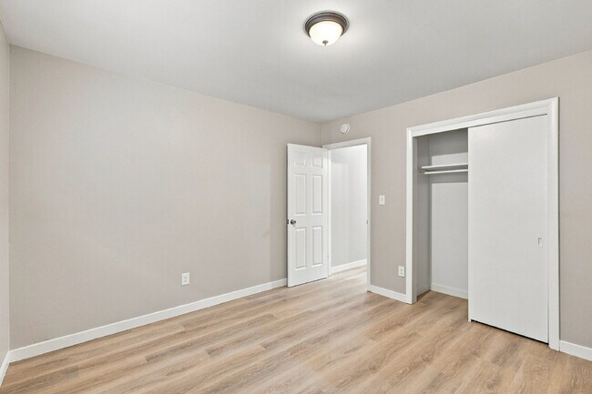 Building Photo - $2,240.95 with $300 Off the first month's rent, 4 Beds, 2 Baths, Triplex Unit in Littleton with W...