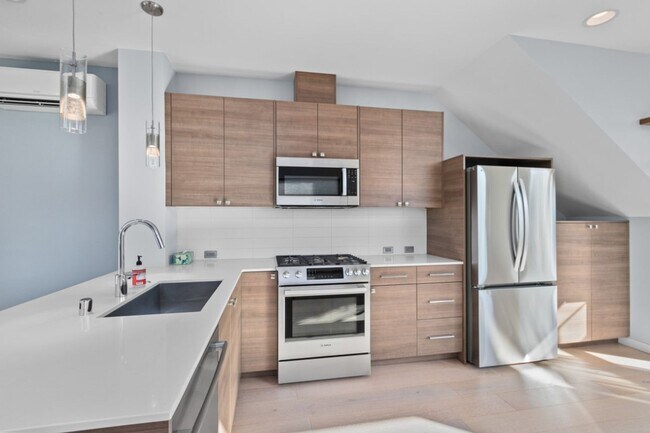 Building Photo - 2Bd/1.75Ba Seattle Townhouse
