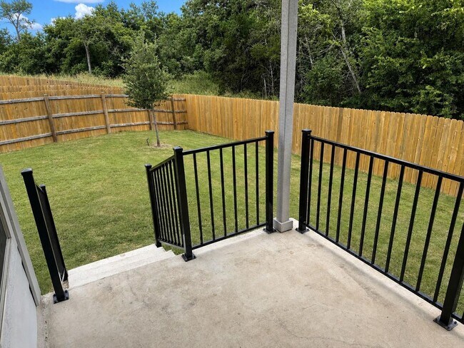 Building Photo - Spacious 4 Bed / 2.5 Bath Home with Fenced Yard & Modern Finishes in Belton