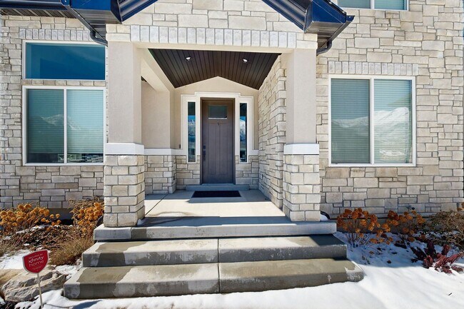 Building Photo - Large Spacious 4 Bedroom Home in Desirable Highland with Private Backyard and Finished Basement